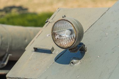 Askeri savaş tankı. Silahın bir kısmı yakın planda. Askeri haki rengi var. Metal silahlar. Ukrayna için silah teçhizatı. Ukrayna ve Rus tankları, Rus-Ukrayna savaşından kalma silahlar.