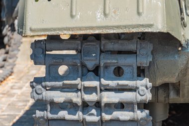 Askeri savaş tankı. Silahın bir kısmı yakın planda. Askeri haki rengi var. Metal silahlar. Ukrayna için silah teçhizatı. Ukrayna ve Rus tankları, Rus-Ukrayna savaşından kalma silahlar.