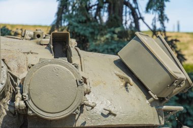 Askeri savaş tankı. Silahın bir kısmı yakın planda. Askeri haki rengi var. Metal silahlar. Ukrayna için silah teçhizatı. Ukrayna ve Rus tankları, Rus-Ukrayna savaşından kalma silahlar.