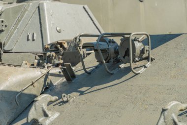 Askeri savaş tankı. Silahın bir kısmı yakın planda. Askeri haki rengi var. Metal silahlar. Ukrayna için silah teçhizatı. Ukrayna ve Rus tankları, Rus-Ukrayna savaşından kalma silahlar.