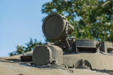 Askeri savaş tankı. Silahın bir kısmı yakın planda. Askeri haki rengi var. Metal silahlar. Ukrayna için silah teçhizatı. Ukrayna ve Rus tankları, Rus-Ukrayna savaşından kalma silahlar.