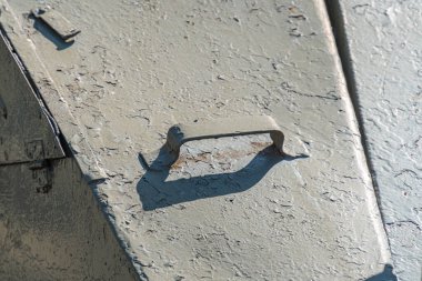 Askeri savaş tankı. Silahın bir kısmı yakın planda. Askeri haki rengi var. Metal silahlar. Ukrayna için silah teçhizatı. Ukrayna ve Rus tankları, Rus-Ukrayna savaşından kalma silahlar.