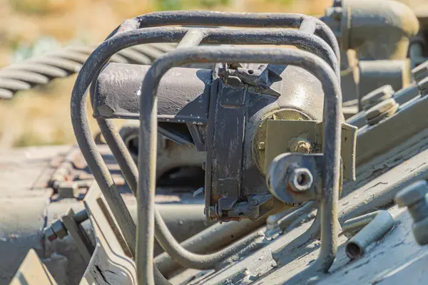 Ukrayna için silah tedariği. Ukrayna topçuları, Rus-Ukrayna savaşının silahları. Silahın bir kısmı yakın planda. Askeri haki rengi var. Metal silah metali. Yeni topçular..