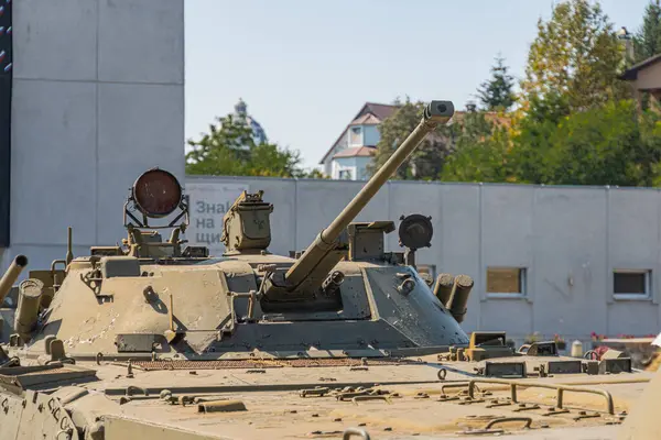 Askeri savaş tankı. Silahın bir kısmı yakın planda. Askeri haki rengi var. Metal silahlar. Ukrayna için silah teçhizatı. Ukrayna ve Rus tankları, Rus-Ukrayna savaşından kalma silahlar.