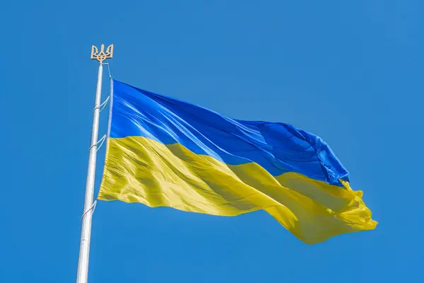 Ukrayna bayrağı ülke sembolü. Ukrayna arka planı, el sallama, ulusal vatanseverlik, çizgili vatanseverlik, mavi soyut özgürlük, dokuma nesnesi ülkesi ulus vatanseverliğini kutladı