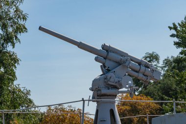 Ukrayna için silah tedariği. Ukrayna topçuları, Rus-Ukrayna savaşının silahları. Silahın bir kısmı yakın planda. Askeri haki rengi var. Metal silah metali. Yeni topçular..