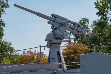 Makineli tüfek donanma topları. Denizdeki Ukrayna askeri gemisinin güvertesinde otomatik makineli tüfek. Rus-Ukrayna savaşındaki silahların ayrıntıları