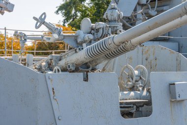 Makineli tüfek donanma topları. Denizdeki Ukrayna askeri gemisinin güvertesinde otomatik makineli tüfek. Rus-Ukrayna savaşındaki silahların ayrıntıları