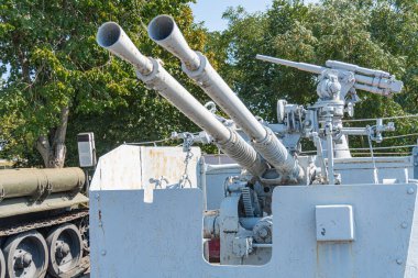 Makineli tüfek donanma topları. Denizdeki Ukrayna askeri gemisinin güvertesinde otomatik makineli tüfek. Rus-Ukrayna savaşındaki silahların ayrıntıları