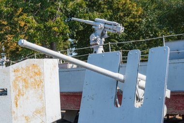 Makineli tüfek donanma topları. Denizdeki Ukrayna askeri gemisinin güvertesinde otomatik makineli tüfek. Rus-Ukrayna savaşındaki silahların ayrıntıları