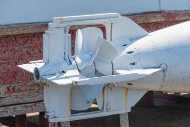 Bir torpido botundan büyük bir gemi motoru. Pervaneli bir donanma askeri torpidosunun kuyruğu. Silahın bir kısmı yakın planda. Metal silahlar. Ukrayna 'ya silah tedariği