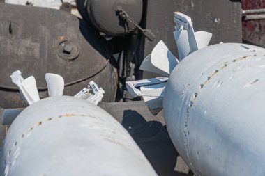 Bir torpido botundan büyük bir gemi motoru. Pervaneli bir donanma askeri torpidosunun kuyruğu. Silahın bir kısmı yakın planda. Metal silahlar. Ukrayna 'ya silah tedariği