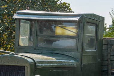 Askeri savaş tankı. Silahın bir kısmı yakın planda. Askeri haki rengi var. Metal silahlar. Ukrayna için silah teçhizatı. Ukrayna ve Rus tankları, Rus-Ukrayna savaşından kalma silahlar.