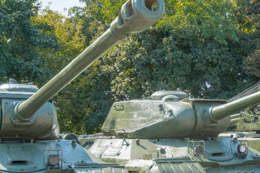 Askeri savaş tankı. Silahın bir kısmı yakın planda. Askeri haki rengi var. Metal silahlar. Ukrayna için silah teçhizatı. Ukrayna ve Rus tankları, Rus-Ukrayna savaşından kalma silahlar.