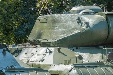 Askeri savaş tankı. Silahın bir kısmı yakın planda. Askeri haki rengi var. Metal silahlar. Ukrayna için silah teçhizatı. Ukrayna ve Rus tankları, Rus-Ukrayna savaşından kalma silahlar.