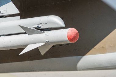 Savaş uçağının kanatları altında asılı duran Ukrayna Havayolları 'nın hava füzesine yakın çekim görüntüsü. Yumuşak odaklanma. Askeri endüstri teması. uçak roketi.