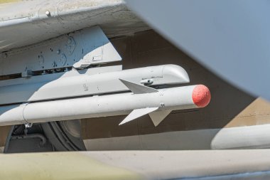 Savaş uçağının kanatları altında asılı duran Ukrayna Havayolları 'nın hava füzesine yakın çekim görüntüsü. Yumuşak odaklanma. Askeri endüstri teması. uçak roketi.