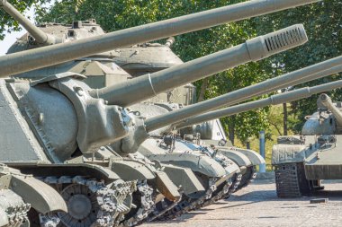 Askeri savaş tankı. Silahın bir kısmı yakın planda. Askeri haki rengi var. Metal silahlar. Ukrayna için silah teçhizatı. Ukrayna ve Rus tankları, Rus-Ukrayna savaşından kalma silahlar.