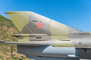 Uçak bileşeni Ukrayna savaşı. Uçaklar bakım altında. Uçuş işlemleri için mekanik sistemler kontrol ediliyor. Ordu havacılığı, askeri uçaklar ve havacılık endüstrisi..