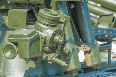 Ukrayna için silah tedariği. Ukrayna topçuları, Rus-Ukrayna savaşının silahları. Silahın bir kısmı yakın planda. Askeri haki rengi var. Metal silah metali. Yeni topçular..