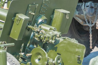 Ukrayna için silah tedariği. Ukrayna topçuları, Rus-Ukrayna savaşının silahları. Silahın bir kısmı yakın planda. Askeri haki rengi var. Metal silah metali. Yeni topçular..