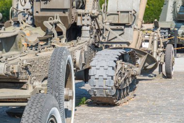 Ukrayna için silah tedariği. Ukrayna topçuları, Rus-Ukrayna savaşının silahları. Silahın bir kısmı yakın planda. Askeri haki rengi var. Metal silah metali. Yeni topçular..