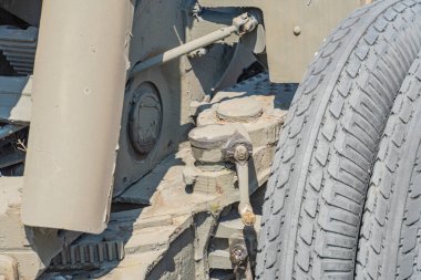 Askeri tekerler yaklaşıyor, askeri teçhizat taşınıyor. Topçu birliklerinin araçları yürüyüş, ulaşım ve geçit töreninde. Silahın bir kısmı yakın planda. Rus-Ukrayna savaşı