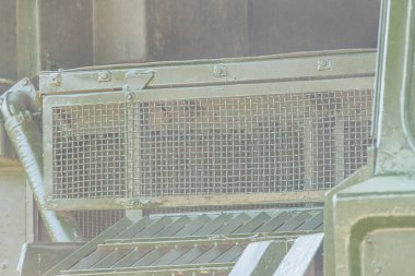 Ukrayna için silah tedariği. Ukrayna topçuları, Rus-Ukrayna savaşının silahları. Silahın bir kısmı yakın planda. Askeri haki rengi var. Metal silah metali. Yeni topçular..