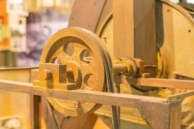 Kullanılmış ve yıpranmış araç sürücüsü kemerinin yakın çekimi, kopyalanabilir parçalarla yıpranmış ve kırılmış serebentin kayışı..