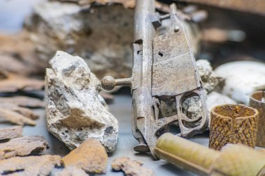 Savaştan arta kalan çökmekte olan kırık silahların dramatik ve kasvetli fotoğrafı. Savaşın yol açtığı hasar kavramı.