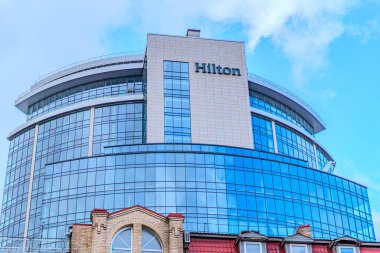 Hilton Kiev Oteli Sonbahar Düşen Altın Sonbahar yaprakları güneşli sabah bahçesinde yeşil çimlerin üzerinde, tonlu fotoğraf. Fall Park manzara arka planı KIEV, UKRAINE 09-07-2024.