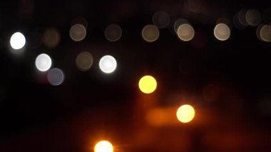 Gece ışığı. Bokeh arka plan, Blur kavramı. Soyut odaklanmış bulanık bokeh ışık nokta arka plan. Defocused Noel ışıkları arka plan. Soyut ışıklar. Odaklı olmayan ışık arka planı