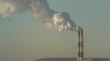 Elektrik santralinin iki bacası beyaz duman ve atmosfer kirliliği yayıyor. Küresel Isınan Adam 'ın Karbon Ayak İzi. Fosil yakıt kavramına sahip elektrik üretimi. Kirletici