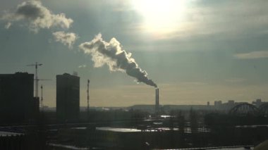 İki elektrik santrali bacası beyaz duman ve atmosfer kirliliği yayar. Ukrayna 'nın başkentine elektrik sağlayan Kiev enerji santrali. Kiev, Ukrayna 09-11-2024.