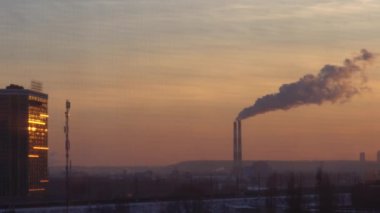 İki elektrik santrali bacası beyaz duman ve atmosfer kirliliği yayar. Ukrayna 'nın başkentine elektrik sağlayan Kiev enerji santrali. Kiev, Ukrayna 09-11-2024.