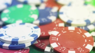 Poker Cipsli Poker Masası Kumarhanede Dönüyor. Birçok Poker Chips, Karanlık Poker fişleri masanın üzerinde dönerek yatıyordu. Kumarhanenin arka planı çok renkli çipler kazanmanın atmosferi.