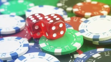 Poker Cipsli Poker Masası Kumarhanede Dönüyor. Birçok Poker Chips, Karanlık Poker fişleri masanın üzerinde dönerek yatıyordu. Kumarhanenin arka planı çok renkli çipler kazanmanın atmosferi.