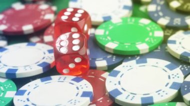 Poker Cipsli Poker Masası Kumarhanede Dönüyor. Birçok Poker Chips, Karanlık Poker fişleri masanın üzerinde dönerek yatıyordu. Kumarhanenin arka planı çok renkli çipler kazanmanın atmosferi.