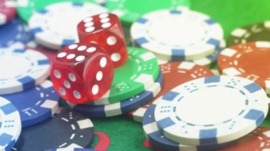 Poker Cipsli Poker Masası Kumarhanede Dönüyor. Birçok Poker Chips, Karanlık Poker fişleri masanın üzerinde dönerek yatıyordu. Kumarhanenin arka planı çok renkli çipler kazanmanın atmosferi.