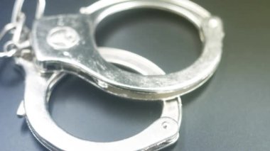 Polis kelepçeleri arka planda ve fotokopi alanı var. Otorite ve kontrol kavramı, kelepçeler genellikle kolluk kuvvetleriyle ilişkilendirildiği için.