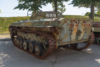 Rus BMD-2 savaş aracı Ukrayna Silahlı Kuvvetleri tarafından yok edildi ve Ulusal Askeri Tarih Müzesi yakınlarındaki sergide sergilendi. Kyiv, Ukrayna 10-29-2024.