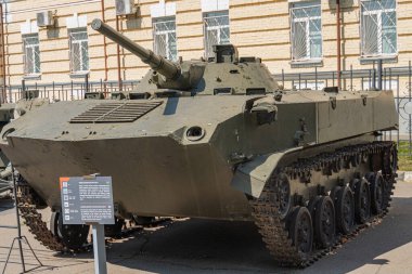 Rus BMD-2 savaş aracı Ukrayna Silahlı Kuvvetleri tarafından yok edildi ve Ulusal Askeri Tarih Müzesi yakınlarındaki sergide sergilendi. Kyiv, Ukrayna 10-29-2024.