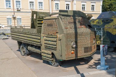 Askeri araba. UAZ 452 3962 küçük SSCB minibüsü, tıbbi nakil aracı. Kyiv, Ukrayna 10-29-2024.