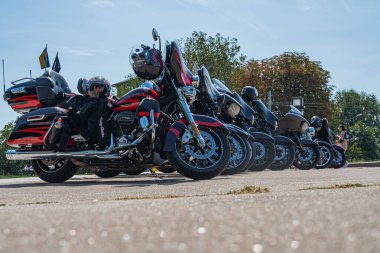 Harley Davidson kulübü Kiev 'de toplanıyor. Birçok motosiklet ve motorcu Ukrayna 'da motosiklet sezonunun başlangıcını kutluyor. Kyiv, Ukrayna 10-29-2024.