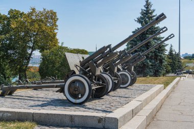 Ukrayna 'ya top atışı. Ukrayna silahlarının sergilenmesinin bir parçası. Rus-Ukrayna savaşı. Kyiv, Ukrayna 10-29-2024.