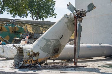 Çarpışan savaş uçağı, Ukrayna savaş jeti hala duruyor. Çarpışan bir Rus-Ukrayna savaş uçağının kalıntıları. Uçak kazasının detayları. Kyiv, Ukrayna 10-29-2024.