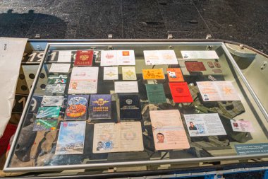 Rus-Ukrayna savaşı sırasında Ukrayna 'da ele geçirilen Rus askerlerinin belgeleri, herkesin işgalin kanıtı olarak görmesi için sergileniyordu. Kyiv, Ukrayna 10-29-2024.