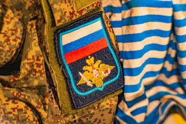 Rus ordusunun sembolleri Rus ordusunun Ukrayna 'ya saldırırken kullandığı Rus askeri üniforması. Rus-Ukrayna savaşında. Kyiv, Ukrayna 10-29-2024.