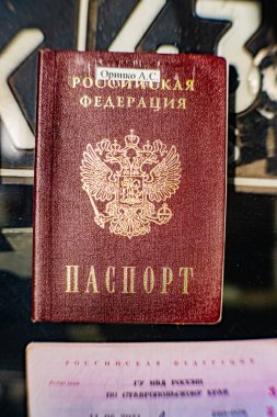 Rus-Ukrayna savaşı sırasında Ukrayna 'da ele geçirilen Rus pasaportları, istilanın kanıtı olarak herkesin görmesi için sergileniyordu. Kyiv, Ukrayna 10-29-2024.