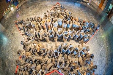 Kirli ve Kanlı Ordu Acemi Rus askeri botları Ukrayna 'daki savaşı bitiriyor. Rus ordusunun teslim olması ve birliklerin Ukrayna topraklarından çekilmesi. Kyiv, Ukrayna 10-29-2024.